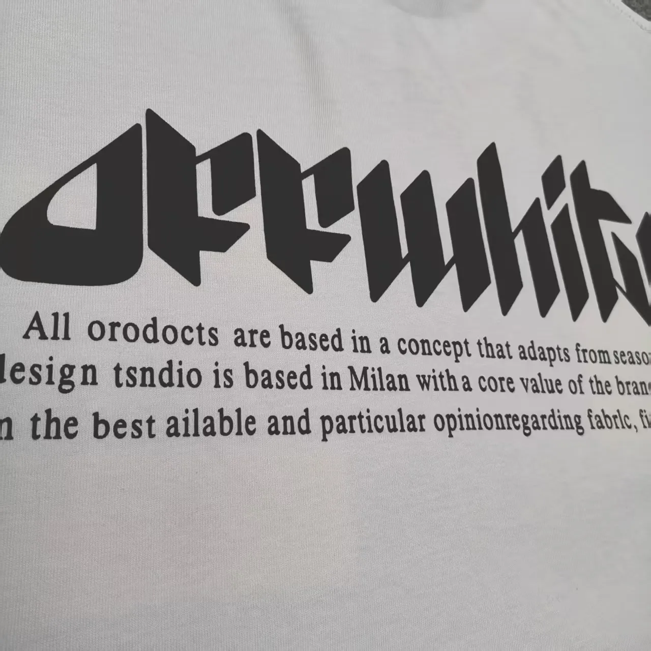 The top proven version OFF-WHI* 25SS new printed short-sleeves, loose fit, the same style for male and female couples stars. American designer Virgil Abloh founded the luxury street brand Off-White based on the pop culture of the younger generation. Walking between street culture and high-end fashion, contemporary elements are used to interpret youth culture, and fine workmanship is used to interpret trendy clothing. Photos, paintings and eye-catching graphic printing are all sources of inspiration for the designer. 32 counts of 260g double yarn pure cotton fabric, the printing uses Kornit digital direct injection technology, and the picture is clear. The white glue base ensures the firmness of the printing, and machine washing is stress-free - 1:1 original mold opening, ZP development, perfectly restored to the original version, produced by a large factory, not produced by a small factory on the market, fine wiring, top-notch craftsmanship, welcome to compare - A full set of customized accessories for collar labels, hang tags, and wash water labels - Exclusive logo packaging - No matter age, body shape or gender, it is very suitable for both men and women. All details are real photos, buy with confidence. Color: Black White Size: S-XL P;120
